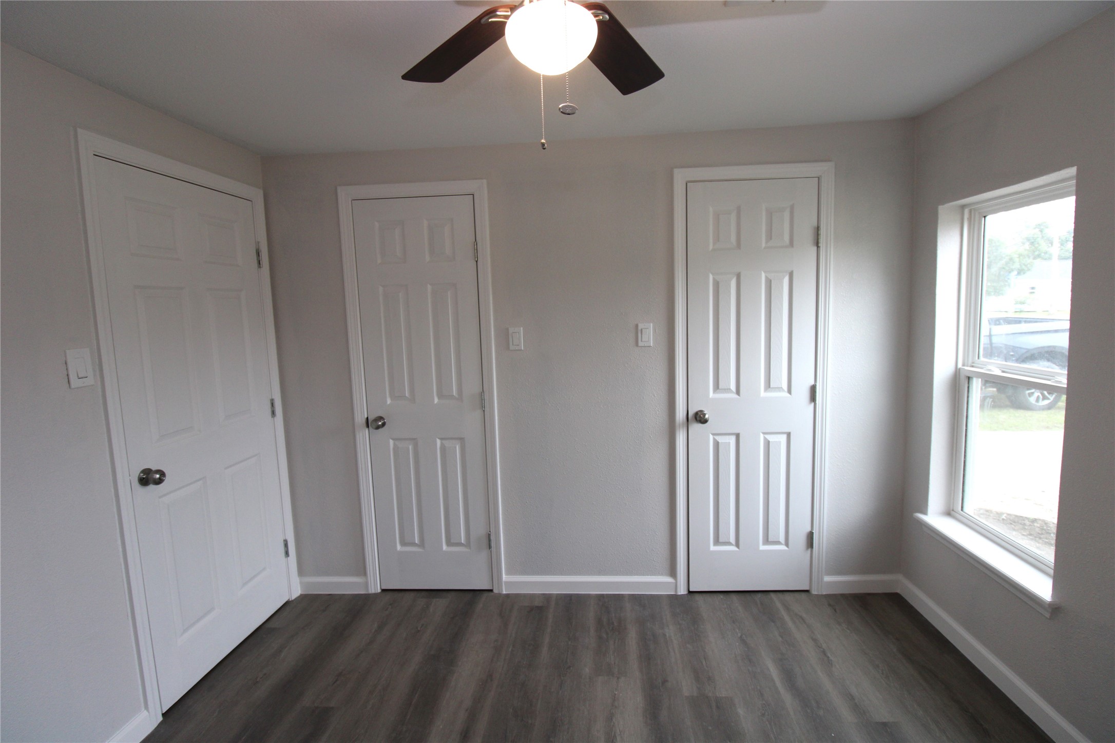 207 East Bernard Street Clute, TX 77531 - Photo 12 of 20 Primary room with double closets.