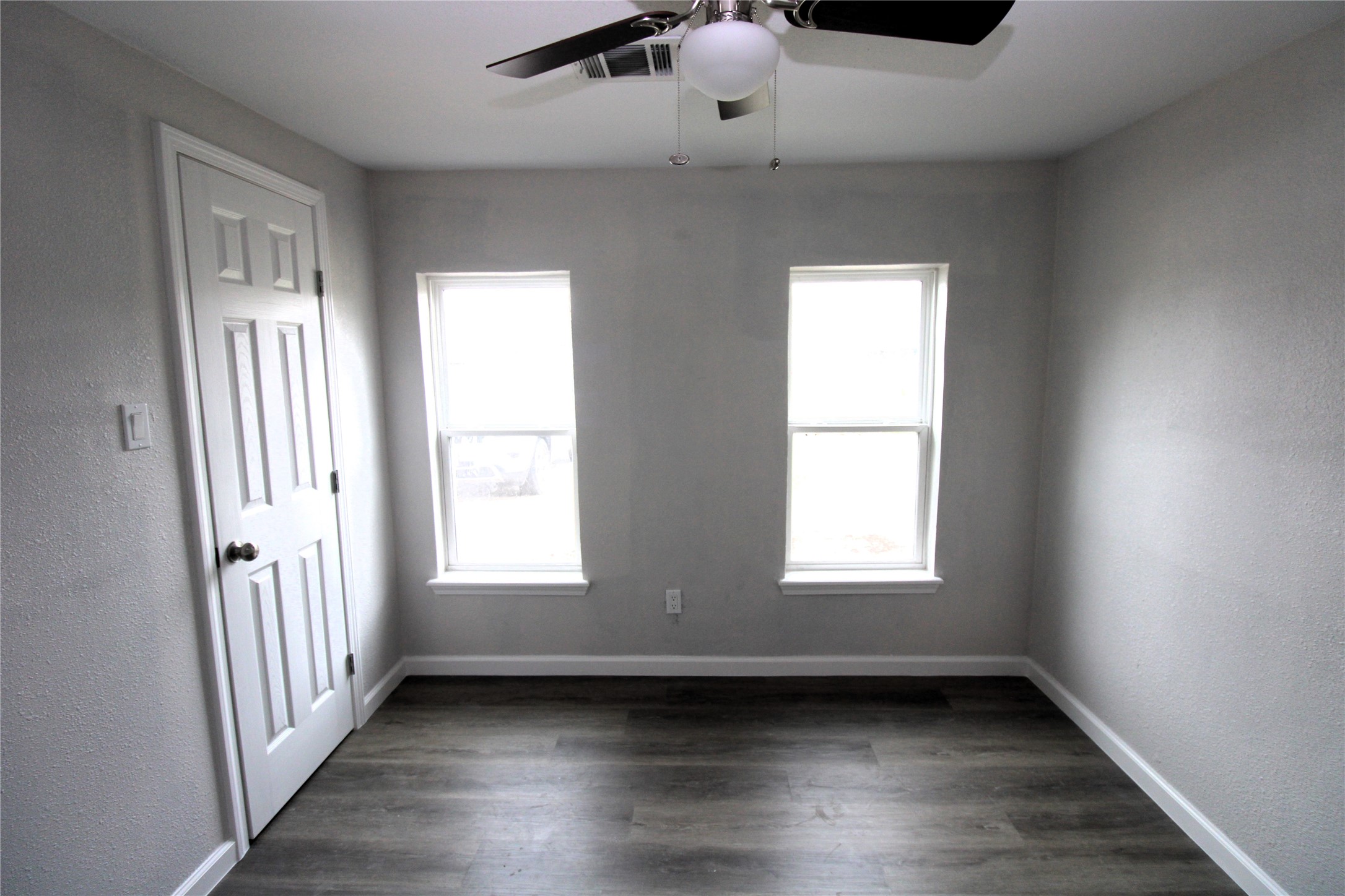 207 East Bernard Street Clute, TX 77531 - Photo 13 of 20 Primary room