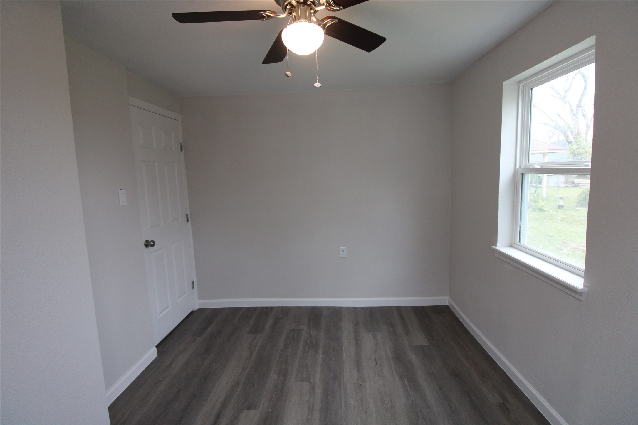207 East Bernard Street Clute, TX 77531 - Photo 16 of 20 2nd Bedroom