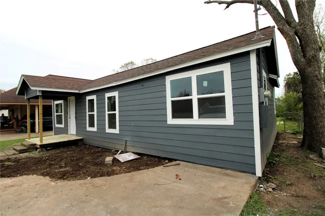 $155,000 | 207 East Bernard Street, Clute, TX 77531