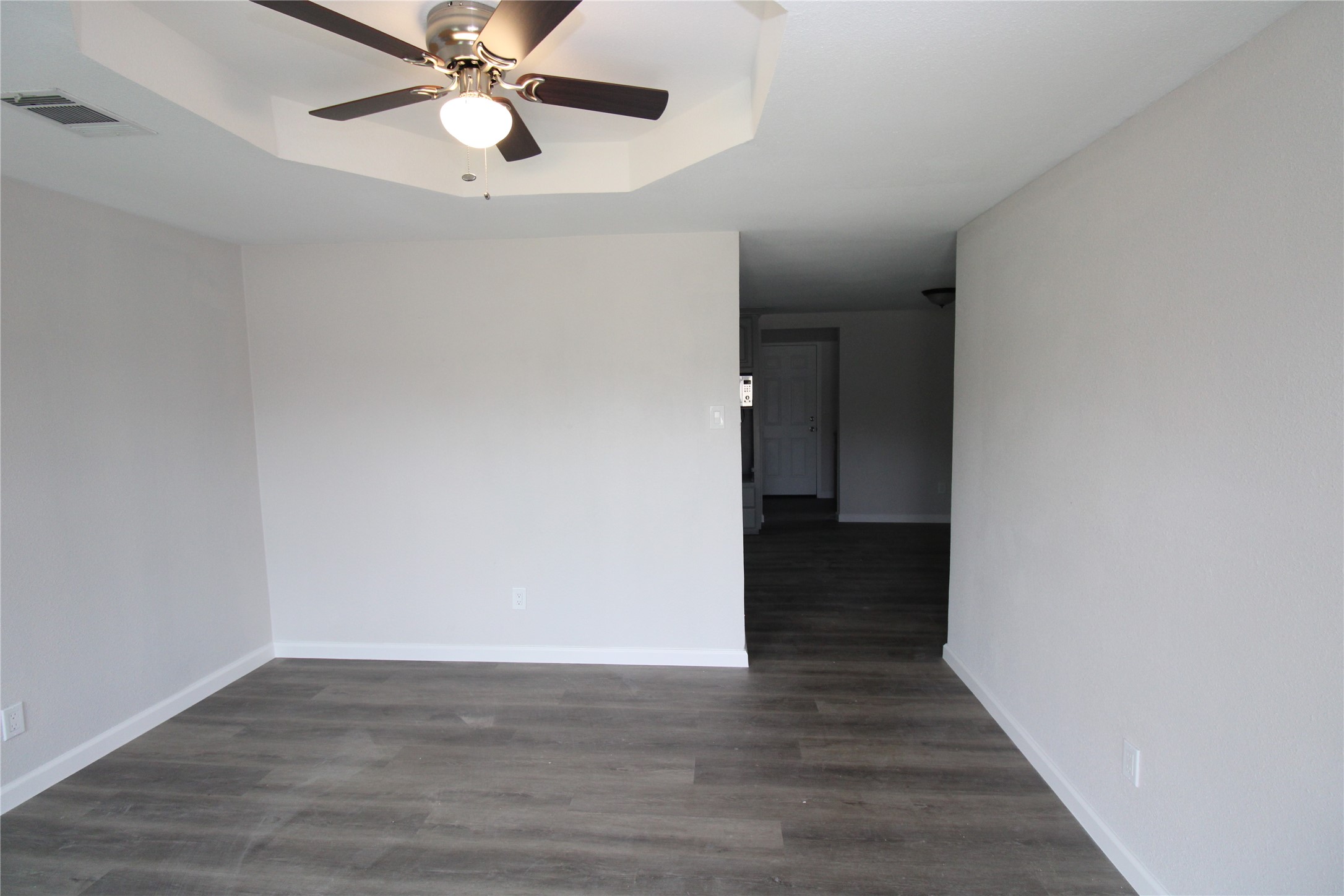 207 East Bernard Street Clute, TX 77531 - Photo 4 of 20 Family room