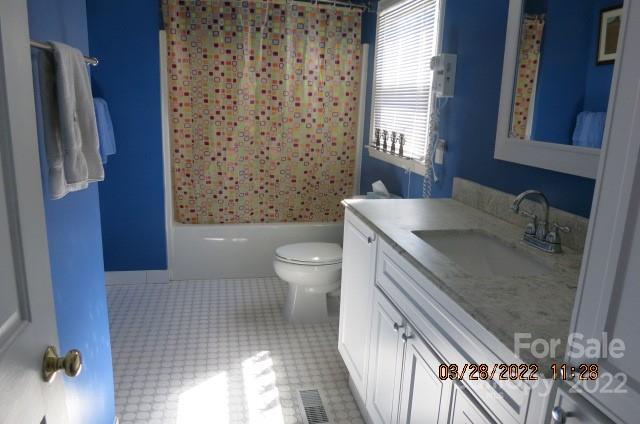 205 Towne Court Conover, NC 28613 - Photo 7 of 19 a bathroom with a sink toilet and shower