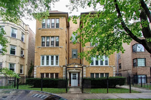 $2,200 | 6307 North Mozart Street, Unit 1N, Chicago, IL 60659