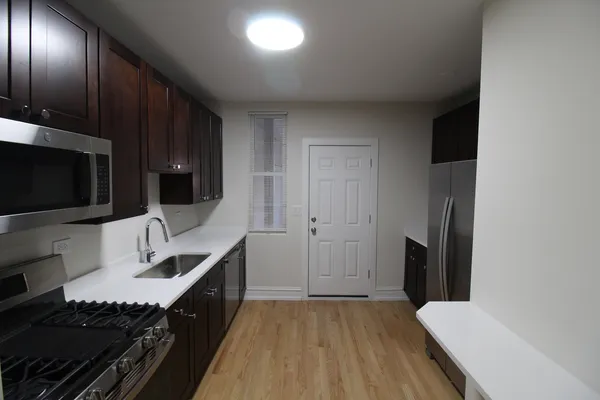 $2,200 | 6307 North Mozart Street, Unit 1N, Chicago, IL 60659
