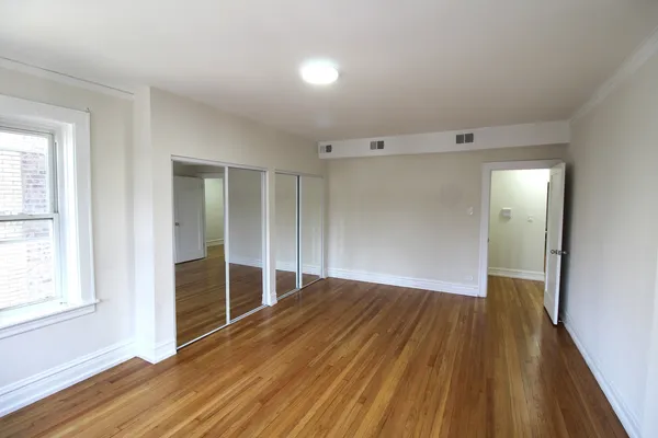 $2,200 | 6307 North Mozart Street, Unit 1N, Chicago, IL 60659