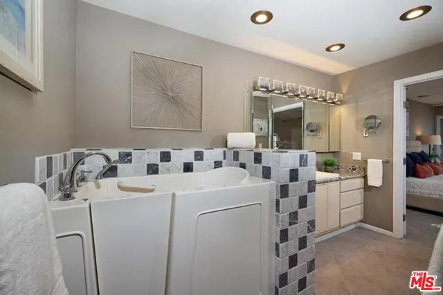 $819,000 | 2552 Navarra Drive, Unit A, Carlsbad, CA 92009