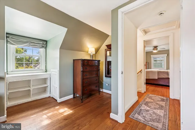 a picture of a bench in front of a building