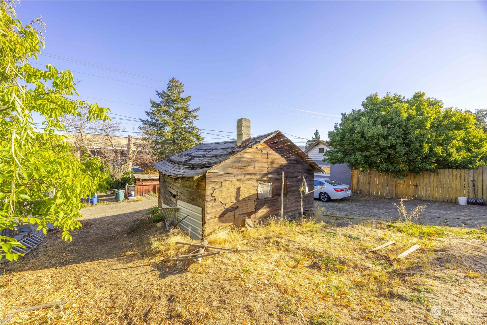 2216 West Prospect Street Chelan, WA 98816 - Photo 18 of 26 a view of a house with backyard and sitting area