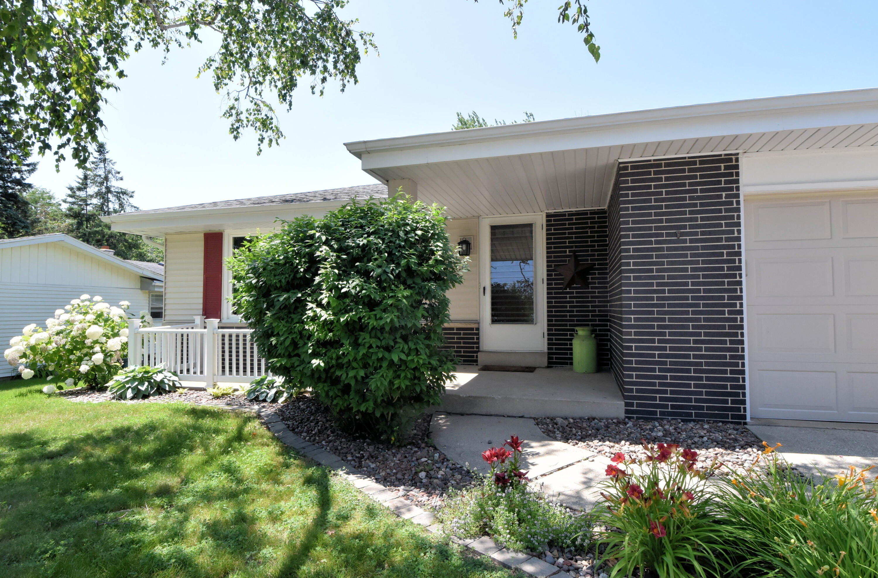 48 Virginia Street Racine, WI 53405 - Photo 2 of 47 Front closeup