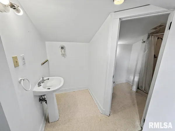 $105,000 | 113 McCann Street, Benton, IL 62812