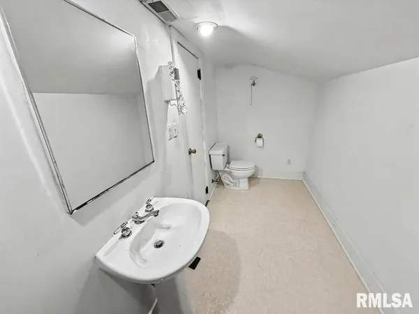 $105,000 | 113 McCann Street, Benton, IL 62812