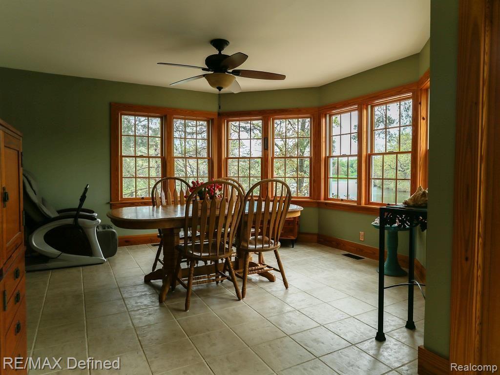 1190 Seneca Road Lake Orion, MI 48362 - Photo 33 of 47 Seneca 1190 dining room.jpg