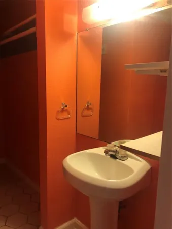 $2,000 | 9314 Valley Streme, Houston, TX 77037