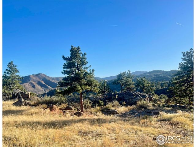 a view of a houses with a yard