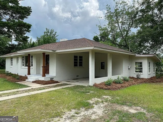 a view of a house with a yard