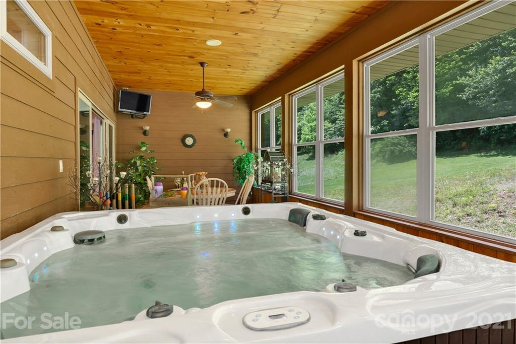 253 Benitez Way Clyde, NC 28721 - Photo 26 of 40 a bathroom with a tub mirror and window
