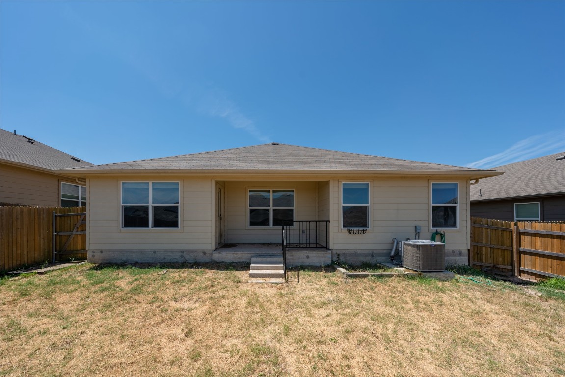 414 Pentire Way Hutto, TX 78634 - Photo 22 of 26 a backyard of a house