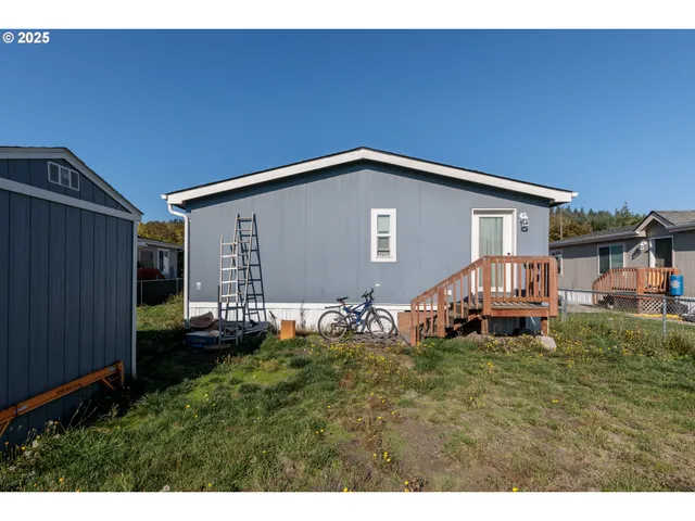 a front view of house with yard