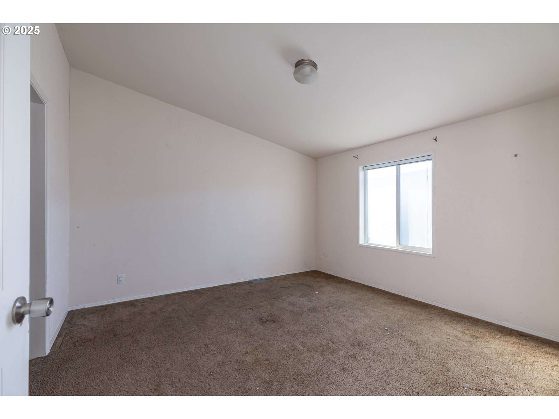 2154 Oregon Street, Unit 25 St. Helens, OR 97051 - Photo 7 of 11 a view of an empty room with a window