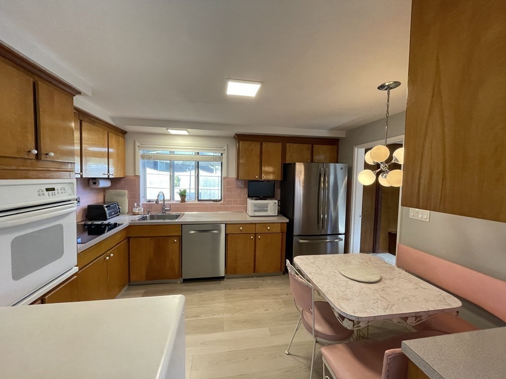 18 Wellesley Road Beverly, MA 01915 - Photo 5 of 36 Gallery Image 5