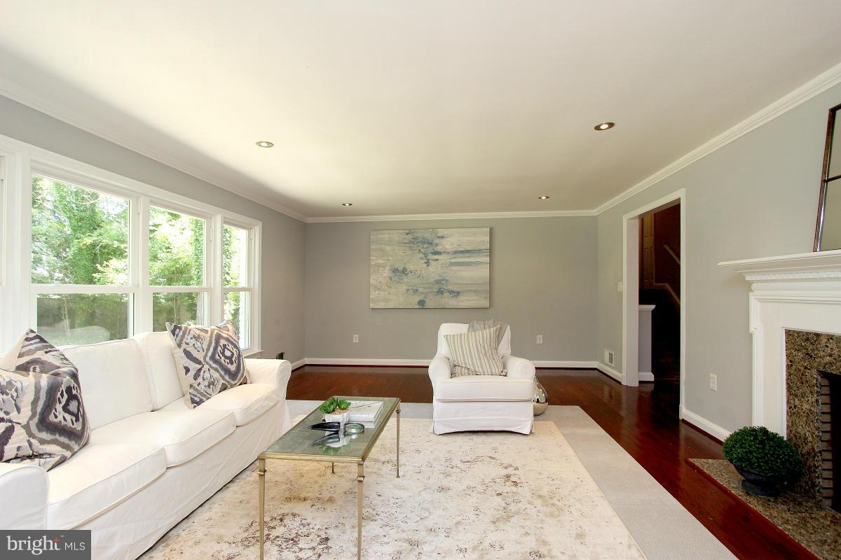 4410 Henderson Road Temple Hills, MD 20748 - Photo 7 of 30 Living Room