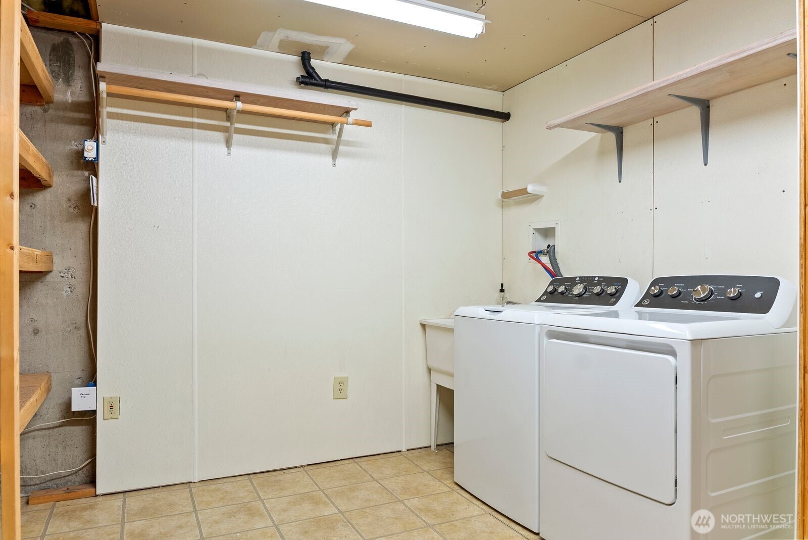5 Chase Road Winthrop, WA 98862 - Photo 33 of 40 a utility room with dryer and washer