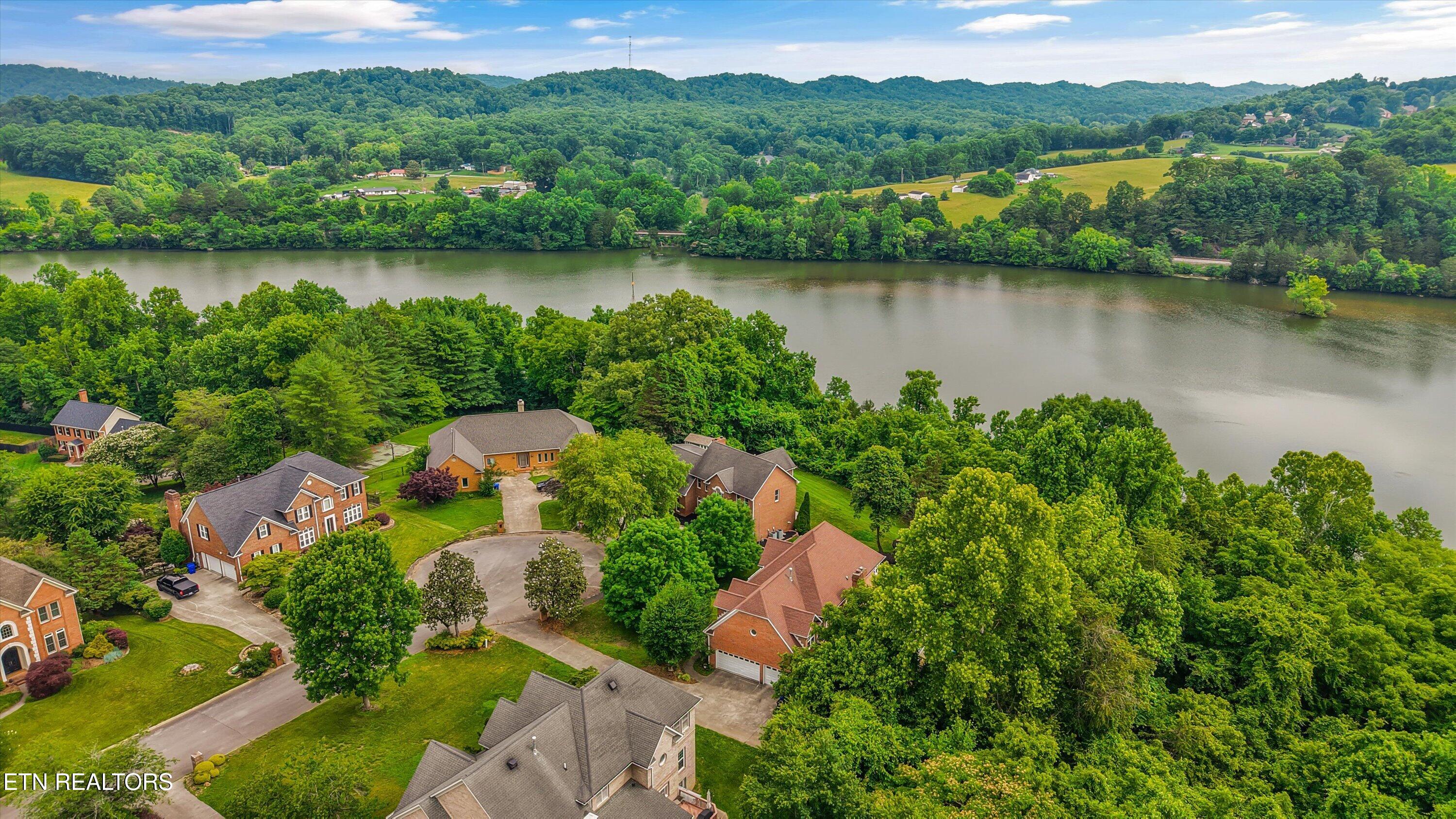 16 Radcliff Terrace Oak Ridge, TN 37830 - Photo 5 of 52 61-16 Radcliff Terrace058