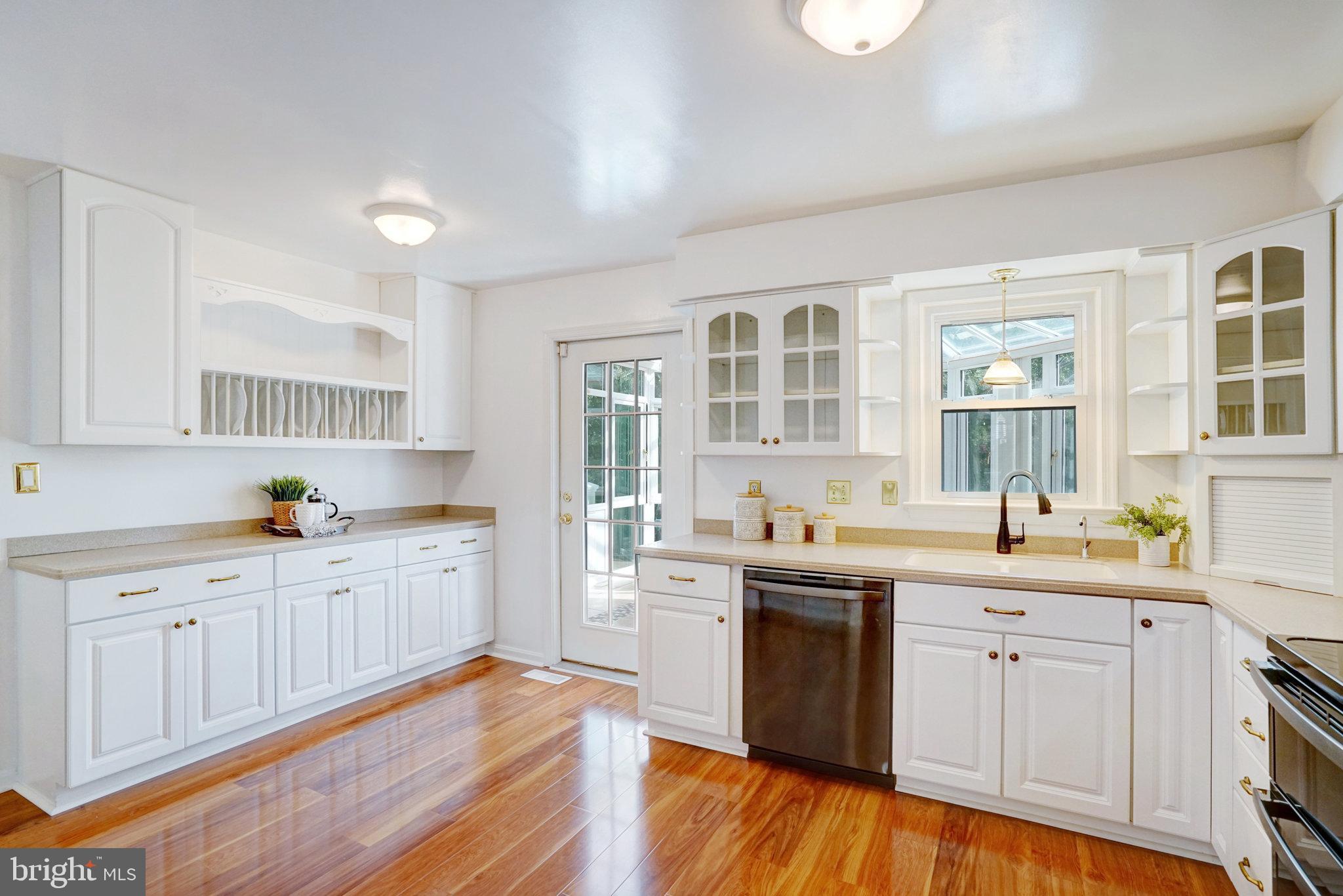 7420 Ridge Road Springfield, VA 22153 - Photo 20 of 70 Kitchen access to sunroom!