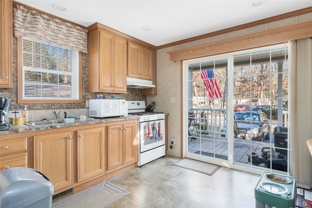 40 Leisure Way Coventry, RI 02816 - Photo 2 of 24