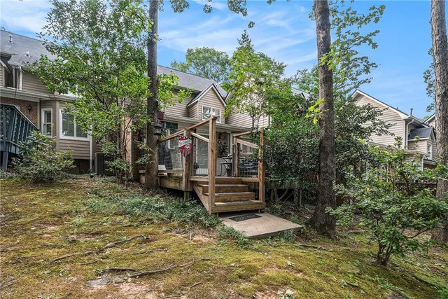 a view of a house with a yard