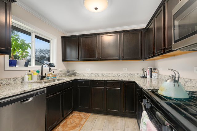 174 Queenswood Road Bolingbrook, IL 60440 - Photo 5 of 30 a kitchen with a sink stove and microwave