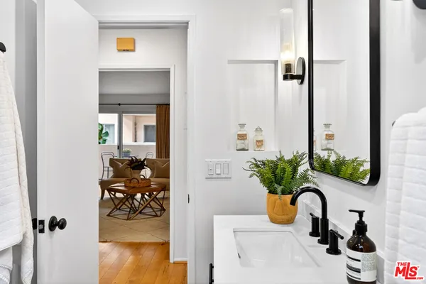 $690,000 | 914 Lincoln Boulevard, Unit 207, Santa Monica, CA 90403