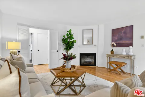 $729,000 | 914 Lincoln Boulevard, Unit 207, Santa Monica, CA 90403