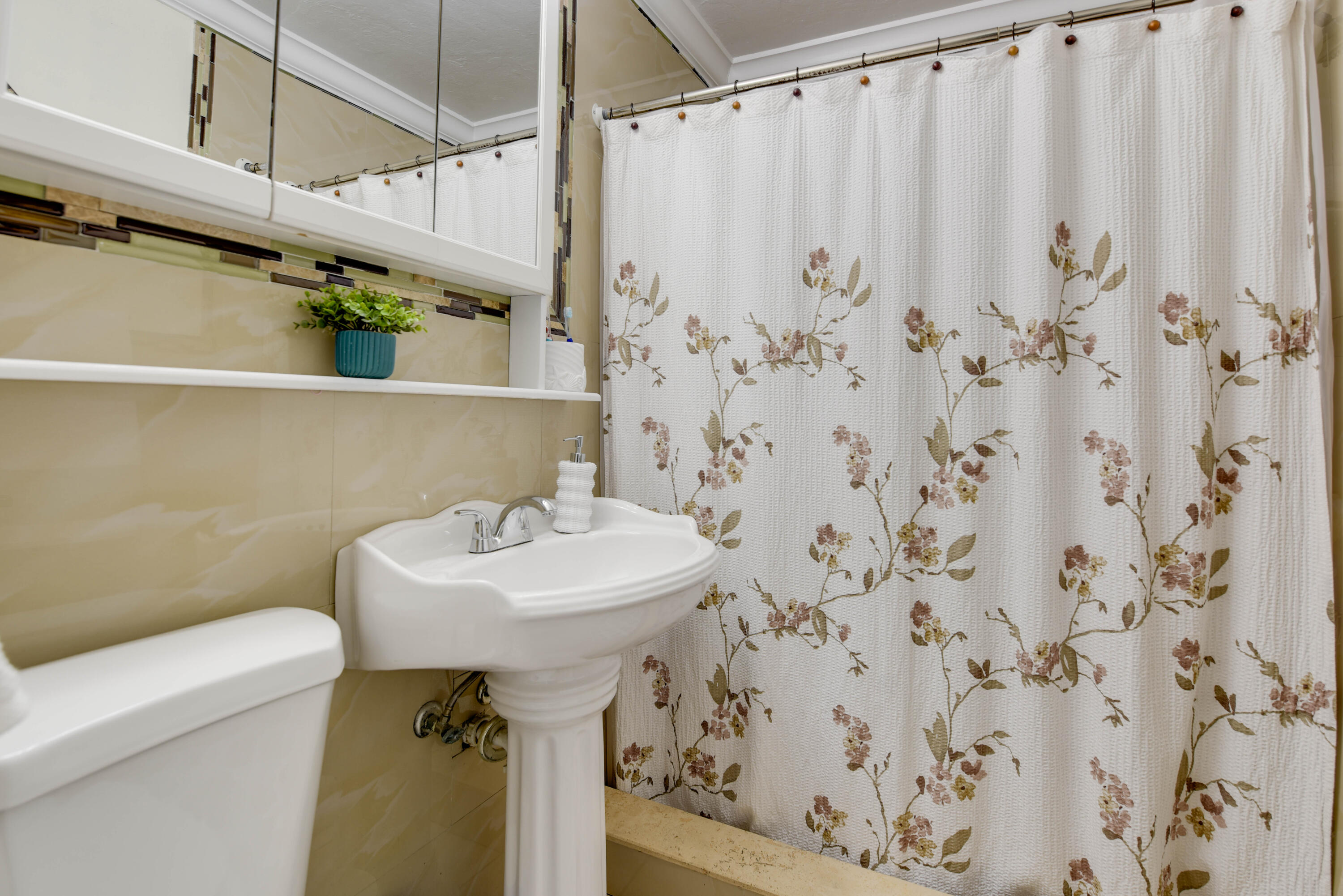 1524 5th Street Key West, FL 33040 - Photo 16 of 31 Hallway bath
