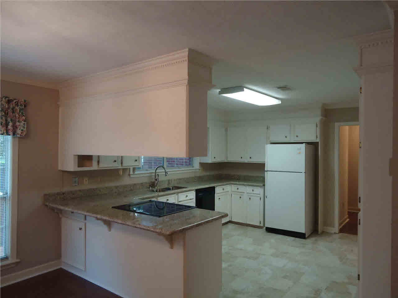 107 Timbercrest Drive Ridgeland, MS 39157 - Photo 11 of 25 Breakfast bar and kitchen