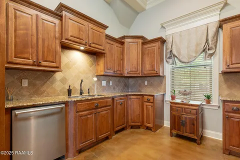 $450,000 | 107 South Montauban Drive, Lafayette, LA 70507