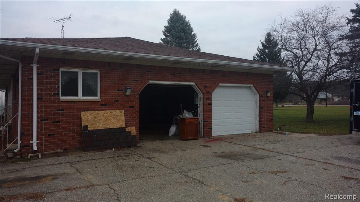 10191 Elms Road Montrose, MI 48457 - Photo 6 of 37 Attached 2 car garage