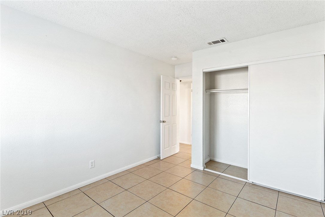 5729 Smoke Ranch Road, Unit B Las Vegas, NV 89108 - Photo 13 of 20