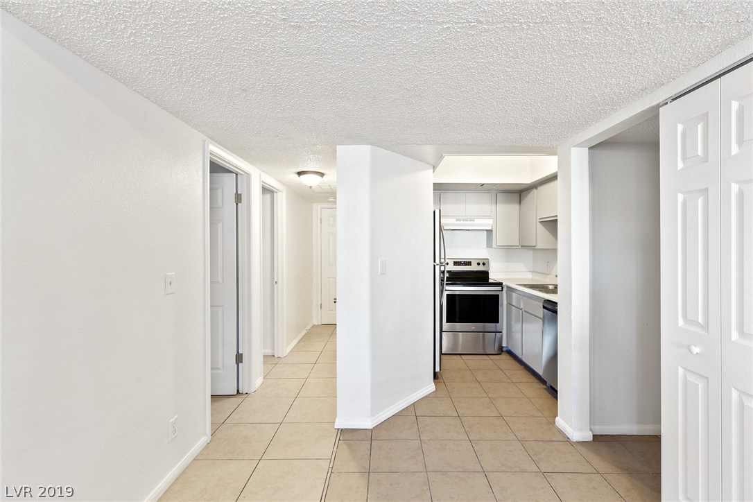 5729 Smoke Ranch Road, Unit B Las Vegas, NV 89108 - Photo 7 of 20