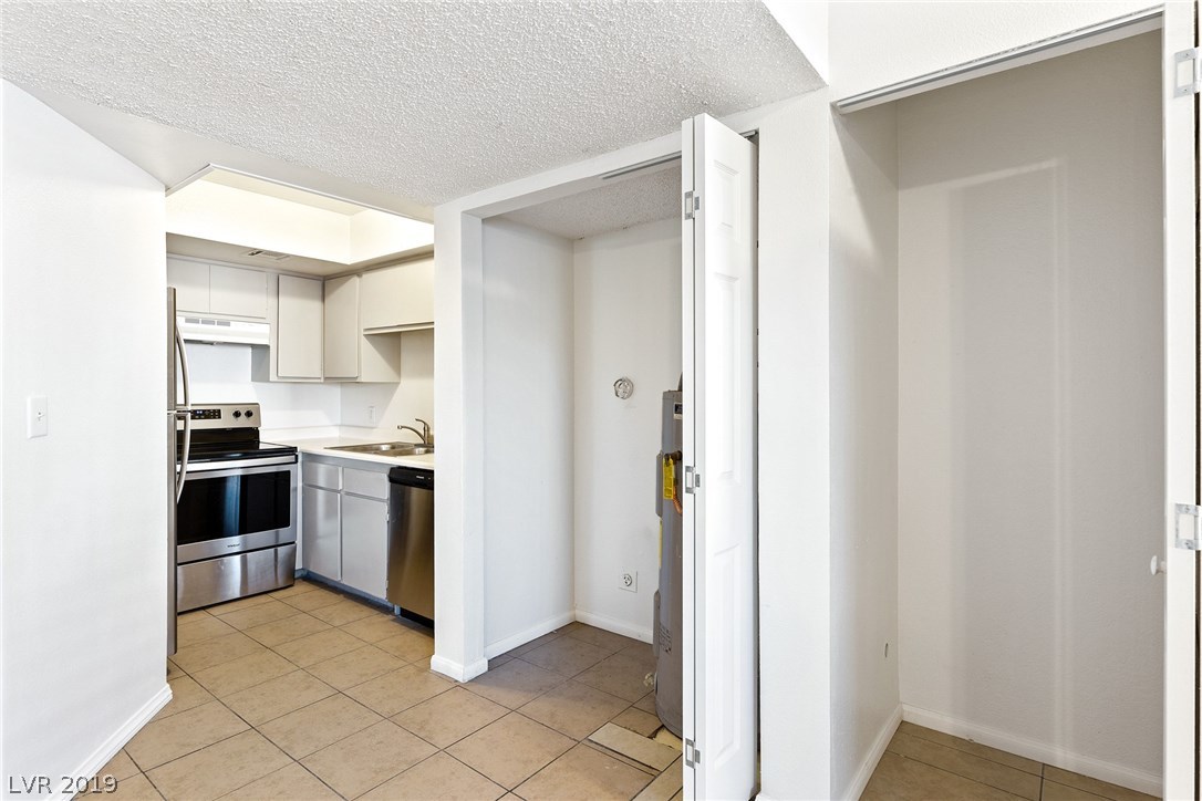5729 Smoke Ranch Road, Unit B Las Vegas, NV 89108 - Photo 8 of 20