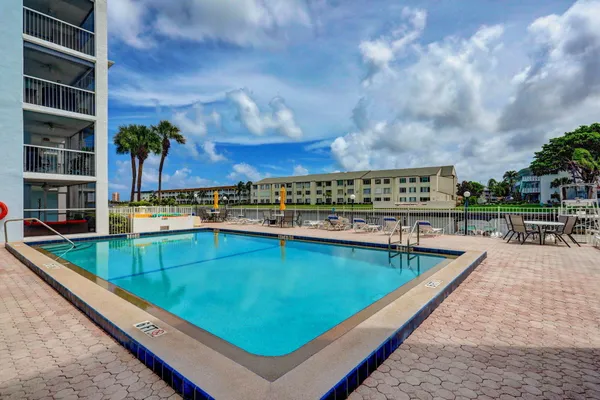 $1,950 | 108 Paradise Harbour Boulevard, Unit 512, North Palm Beach, FL 33408