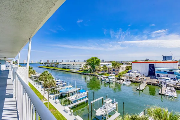 $1,950 | 108 Paradise Harbour Boulevard, Unit 512, North Palm Beach, FL 33408