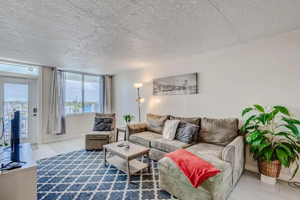 $1,950 | 108 Paradise Harbour Boulevard, Unit 512, North Palm Beach, FL 33408