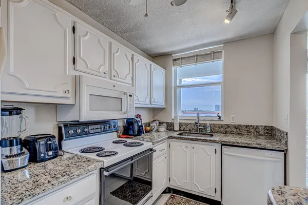 $1,950 | 108 Paradise Harbour Boulevard, Unit 512, North Palm Beach, FL 33408