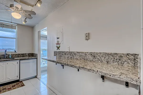 $1,950 | 108 Paradise Harbour Boulevard, Unit 512, North Palm Beach, FL 33408