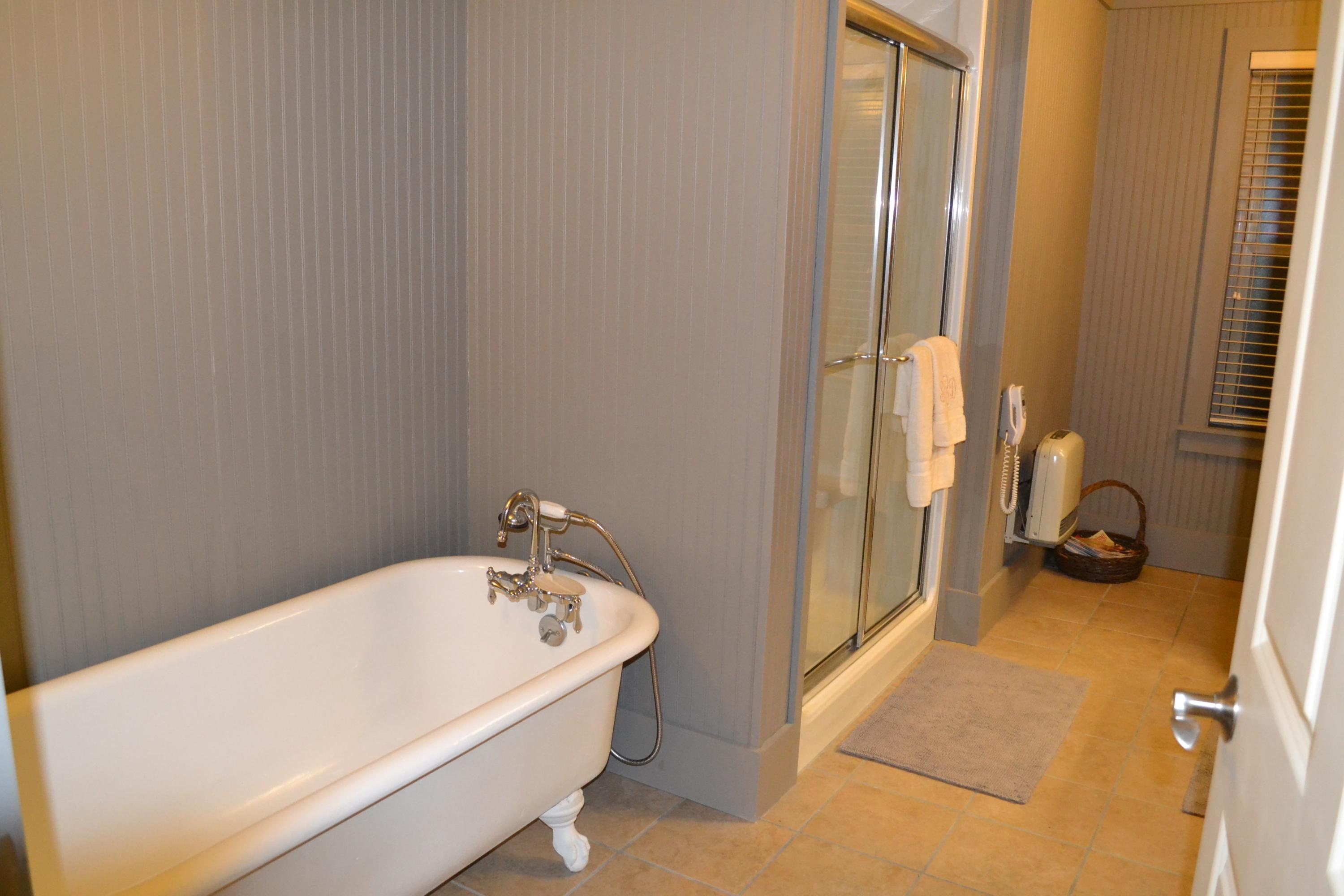 152 West Creston Road Crossville, TN 38571 - Photo 17 of 25 18 Upstairs bath