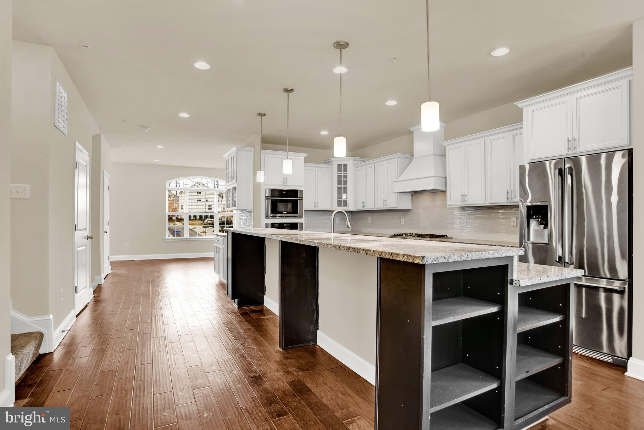 Oversize kitchen island & granite tops throughout
