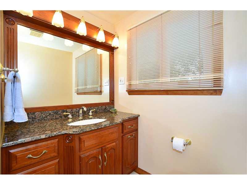 112 Iris Road Sewickley, PA 15143 - Photo 9 of 11 Full Bath.
