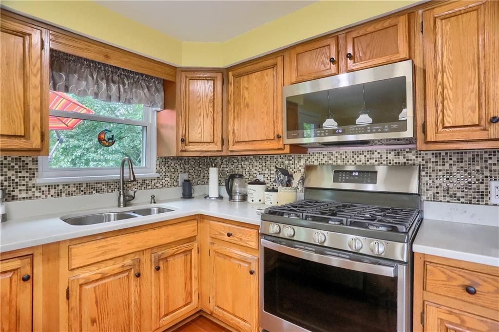 141 Ridge Avenue Pittsburgh, PA 15237 - Photo 18 of 39 Plenty of space for meal prep and cleanup.