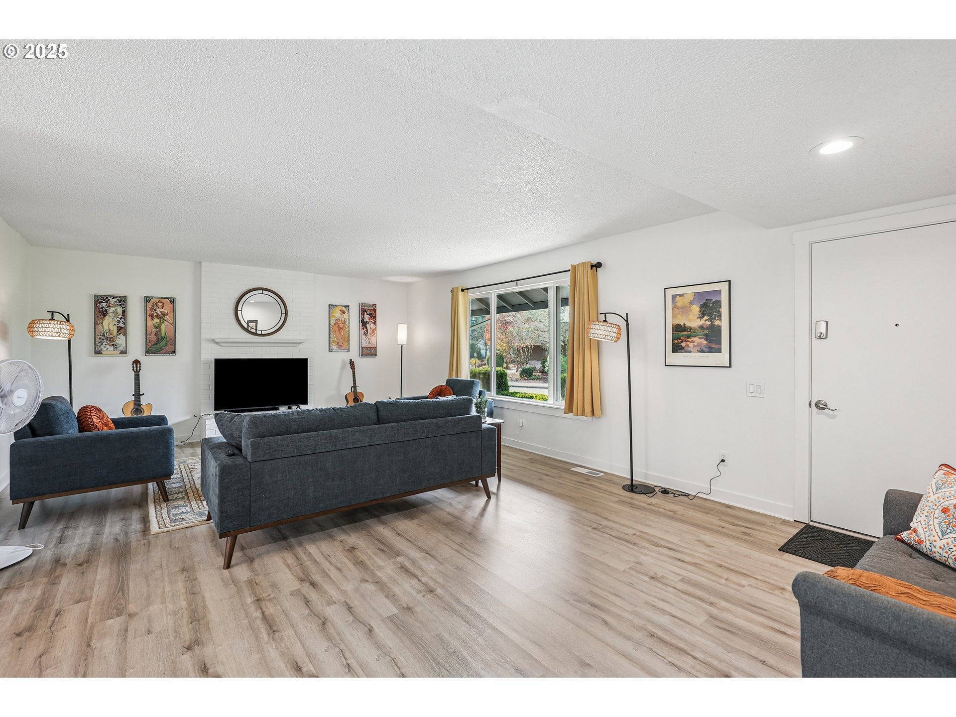 15920 Southwest Century Oak Circle Portland, OR 97224 - Photo 8 of 30 a living room with furniture and wooden floor